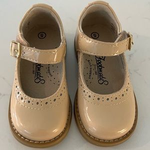 Footmates Ivory Patent Leather Mary Jane Shoes - Size 5